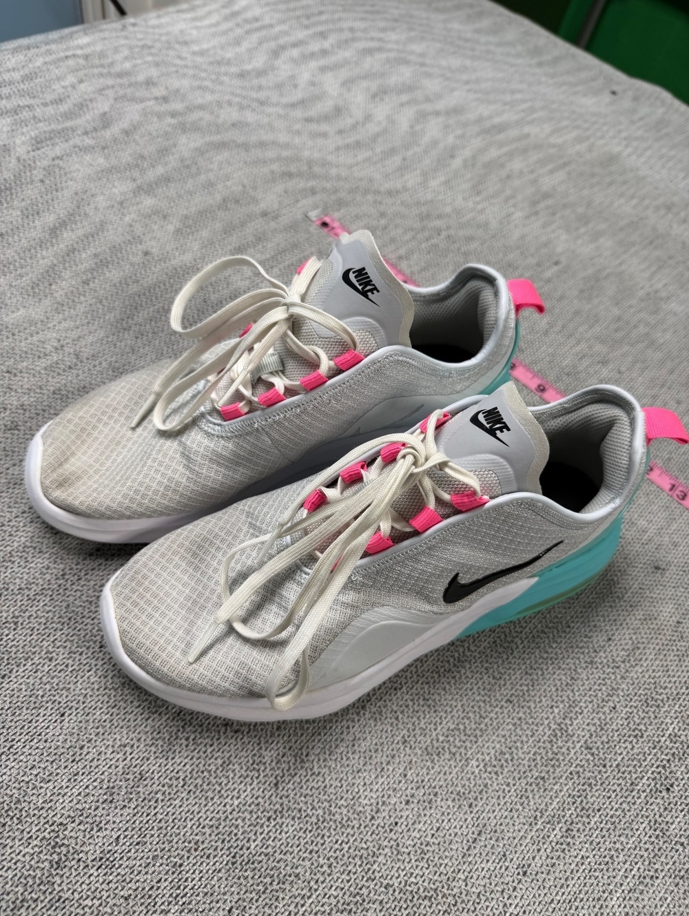 Nike Air Max Motion 2 South Beach Women’s Size 8 Sneakers